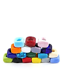 El Yapımı Karışık Renkli Murano Kare Cam Boncuk 18 Adet